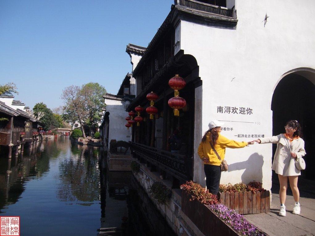 萌娃卡进筐，奶奶第一反应是掏手机，人们为什么遇事总是想先拍下来呢？